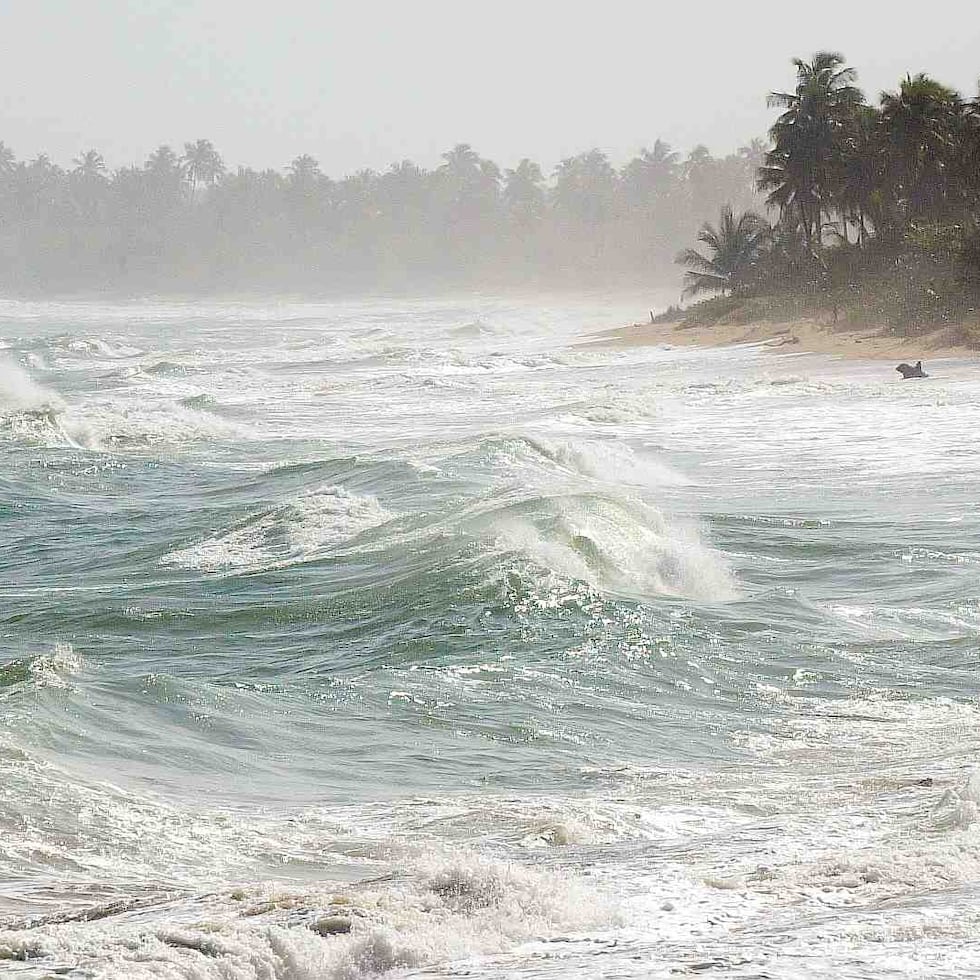 El mar picado es consecuencia de los vientos que se registran en la costa de la isla.