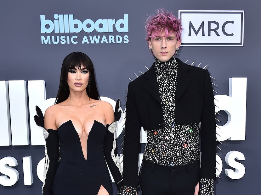 Megan Fox, a la izquierda, está comprometida con el músico Machine Gun Kelly desde enero de 2022.