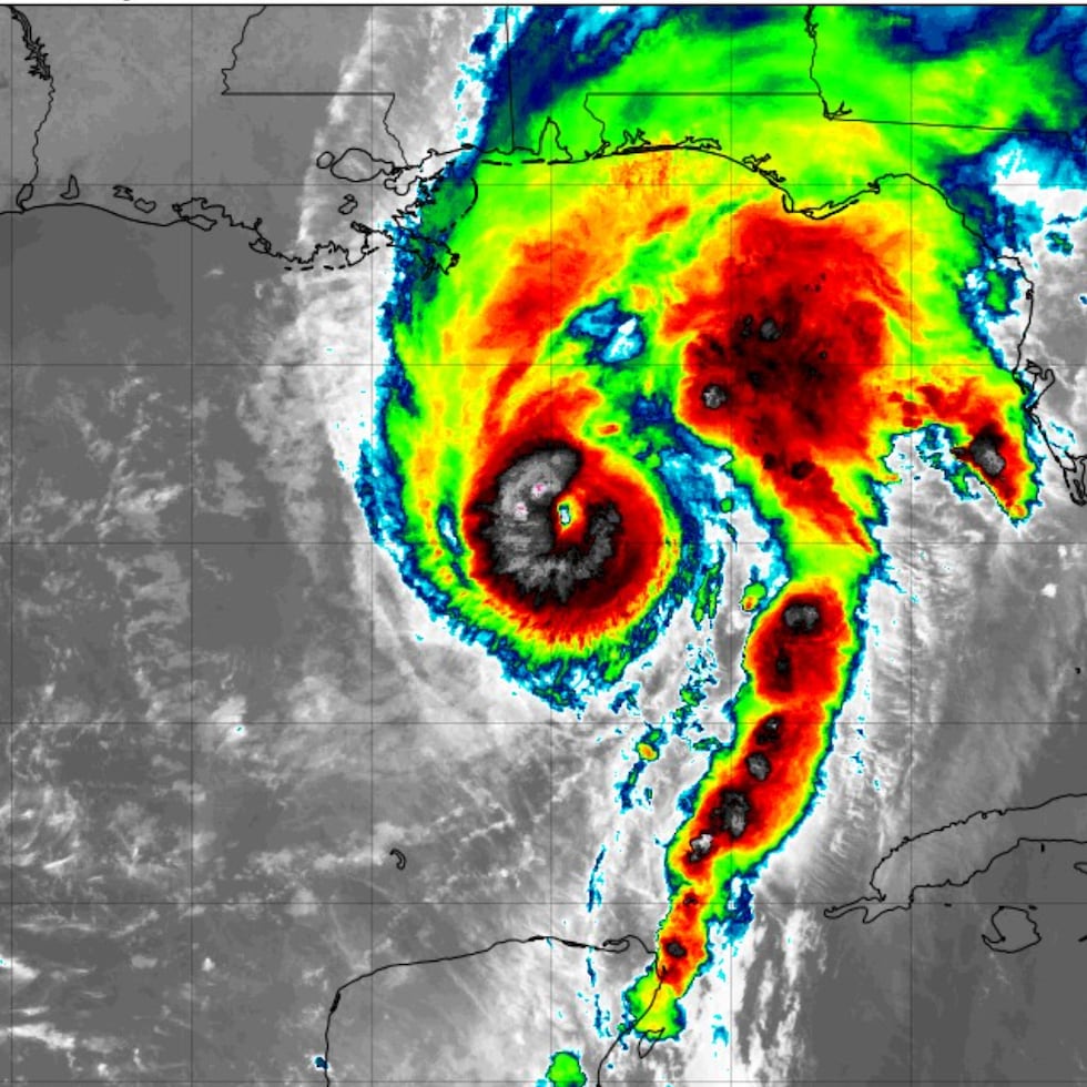 El huracán Isaías se intensificó en la mañana del viernes.