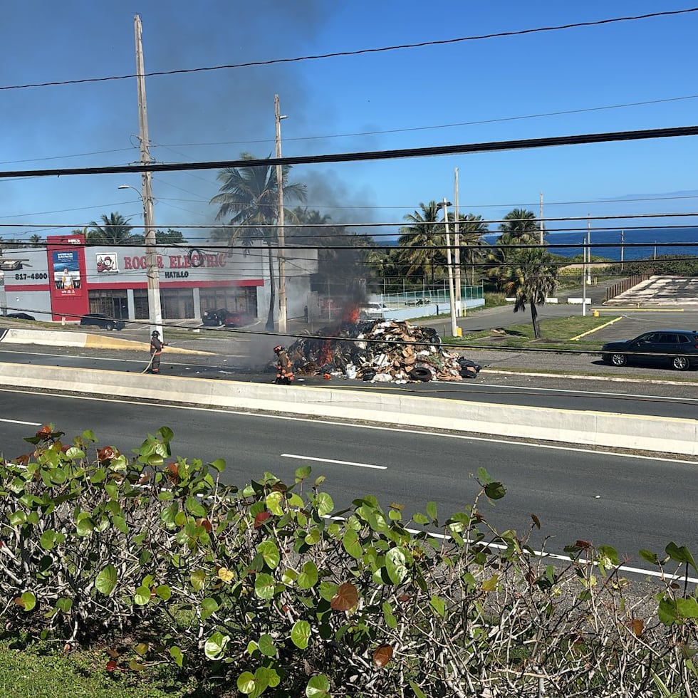 Un camión de recogido de basura se incendió frente al centro comercial Plaza del Norte en Hatillo.