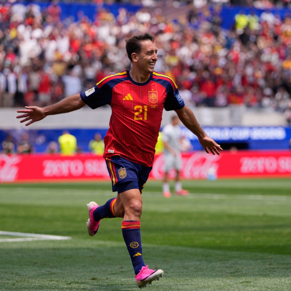 Mikel Oyarzabal festeja uno de sus dos goles ante Austria.