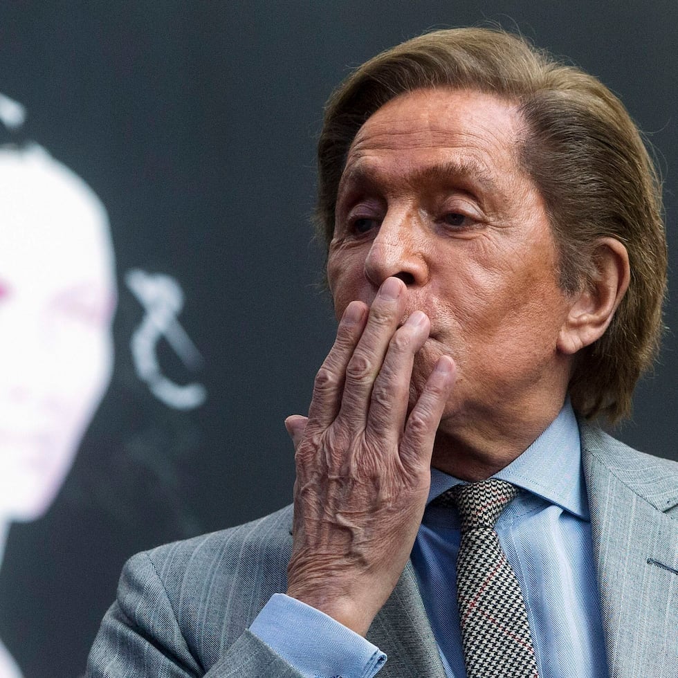 Fotografía de archivo, tomada en 2017 en Valencia, del célebre diseñador italiano Valentino Garavani, que murió este lunes a los 93 años en su residencia de Roma.
