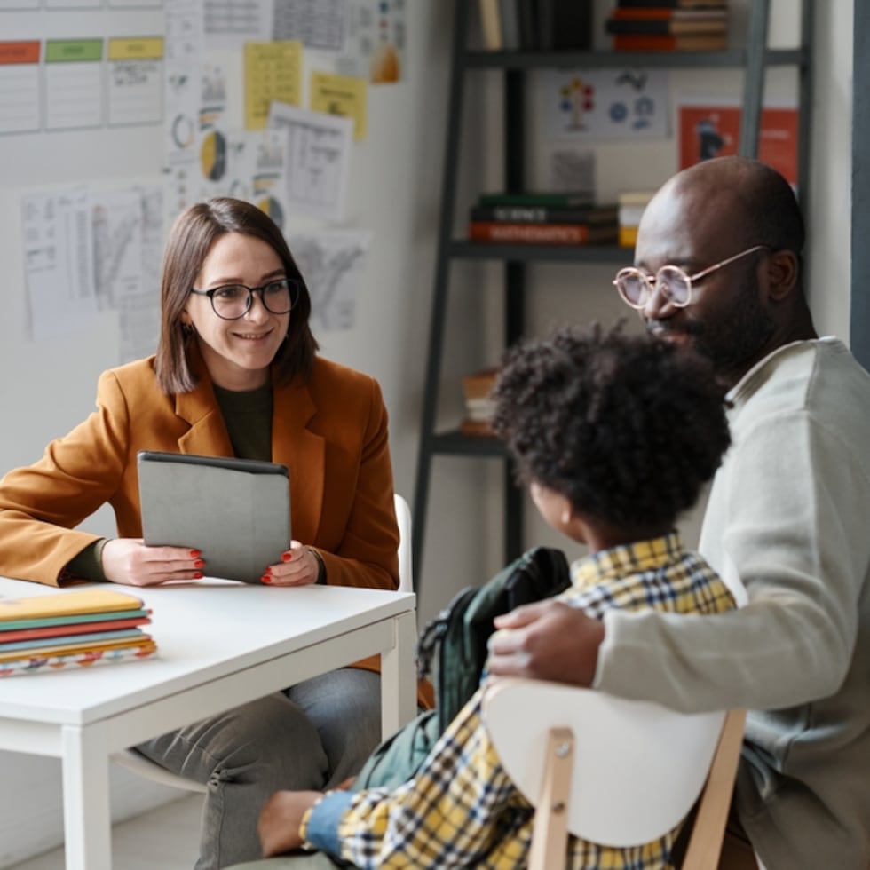 Investigaciones han evidenciado que, cuando padres y maestros colaboran, los estudiantes tienden a tener mejores notas, mejor comportamiento, menos ausentismo y actitudes más positivas hacia la escuela.