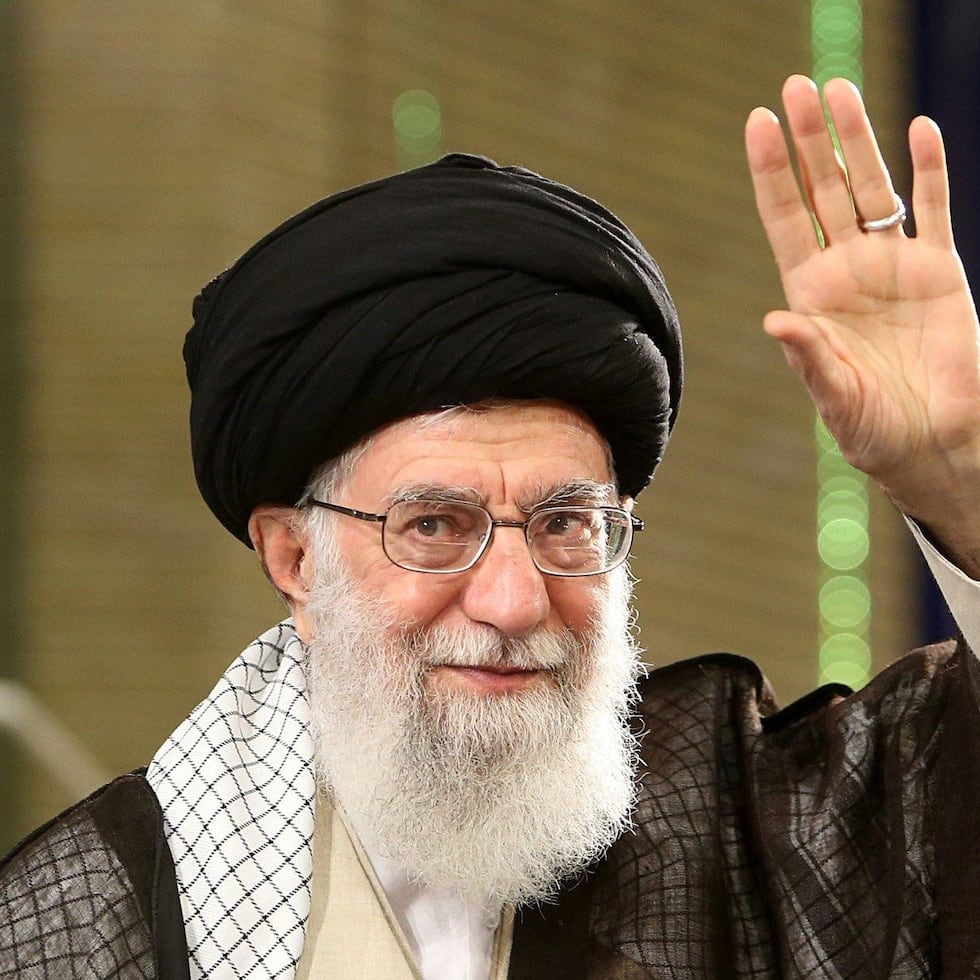 El líder supremo iraní, Alí Jameneí, saluda a los asistentes durante una reunión con trabajadores iraníes, en Teherán, Irán (EFE/Oficina del líder supremo iraní).