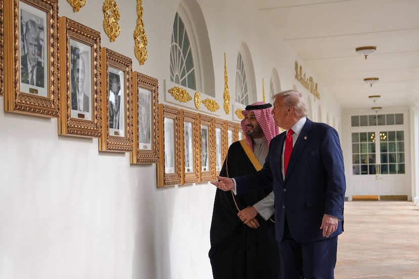 El presidente Donald Trump muestra al príncipe heredero de Arabia Saudita, Mohammed bin Salman, retratos del expresidente mientras caminan por la columnata de la Casa Blanca, el martes 18 de noviembre de 2025, en Washington. (Foto AP/Evan Vucci)
