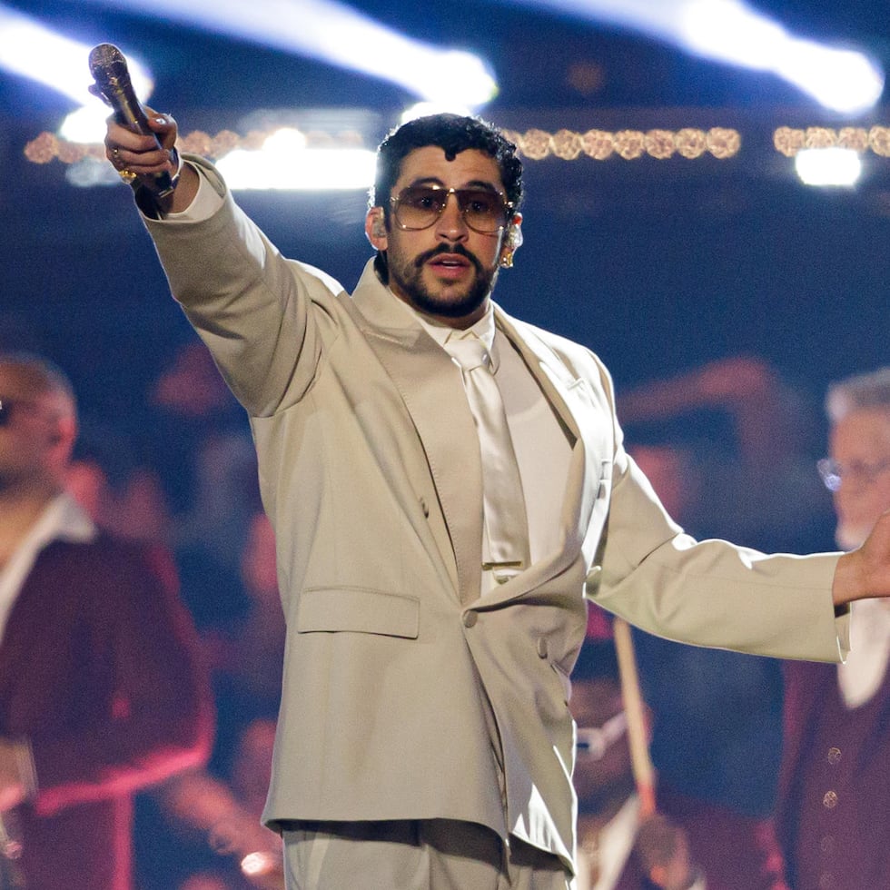 El cantante puertorriqueño Bad Bunny se presenta durante un concierto de su gira mundial 'Debí tirar más fotos' este viernes, en el Estadio Nacional en Lima (Perú). EFE/ Sebastián Blanco