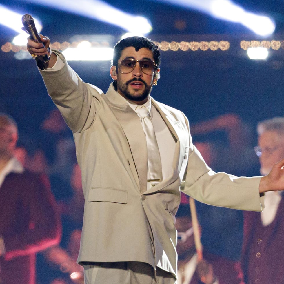 El cantante puertorriqueño Bad Bunny se presenta durante un concierto de su gira mundial 'Debí tirar más fotos' en el Estadio Nacional en Lima, Perú.