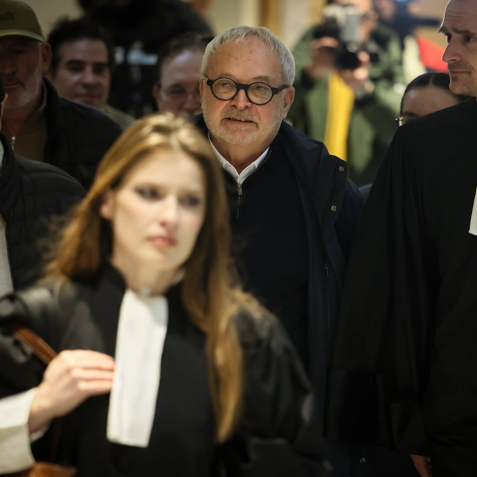 El exsenador francés Joel Guerriau (centro) y sus abogados Marie Roumiantseva (izquierda) y Henri Carpentier (derecha) llegan a la sala del tribunal en París.