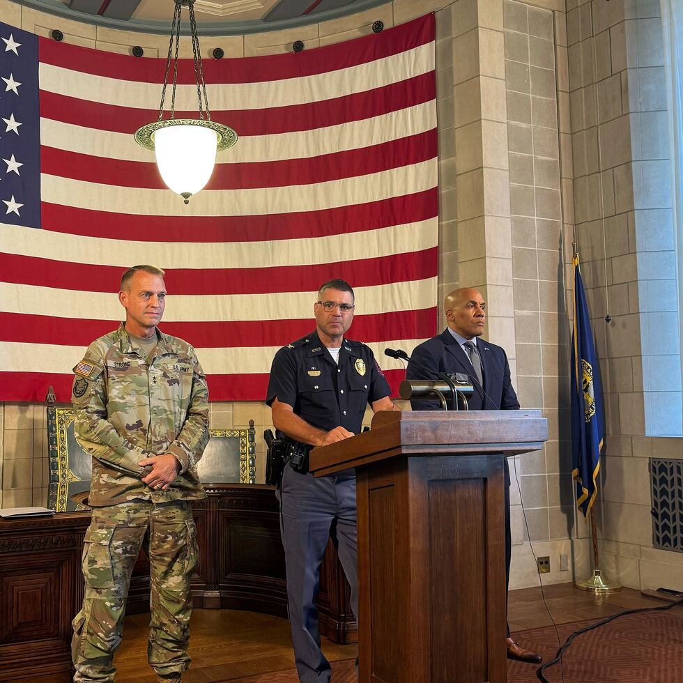 El superintendente de la Patrulla Estatal de Nebraska, coronel Bryan Waugh (centro), flanqueado por el ayudante general de la Guardia Nacional, mayor general Craig W. Strong (izquierda), y el director del Departamento de Servicios Correccionales, Rob Jeffreys, habla sobre los planes para un nuevo centro de detención migratoria y un acuerdo para que la policía estatal aplique las leyes de inmigración en una conferencia de prensa en el Capitolio Estatal de Nebraska en Lincoln, Nebraska, el martes 19 de agosto de 2025.