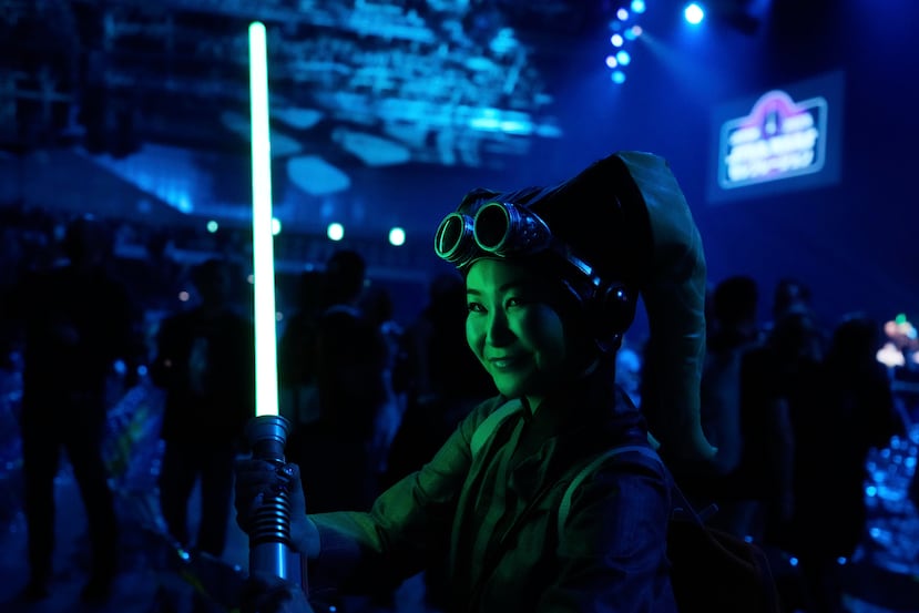 Una fanática de Star Wars posa para una foto durante la convención "Star Wars Celebration Japan" en Chiba, cerca de Tokio, el viernes 18 de abril de 2025.(AP Photo/Hiro Komae)