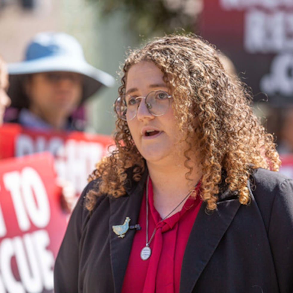 Activista Zoe Rosenberg habla con la prensa antes de su audiencia en California.