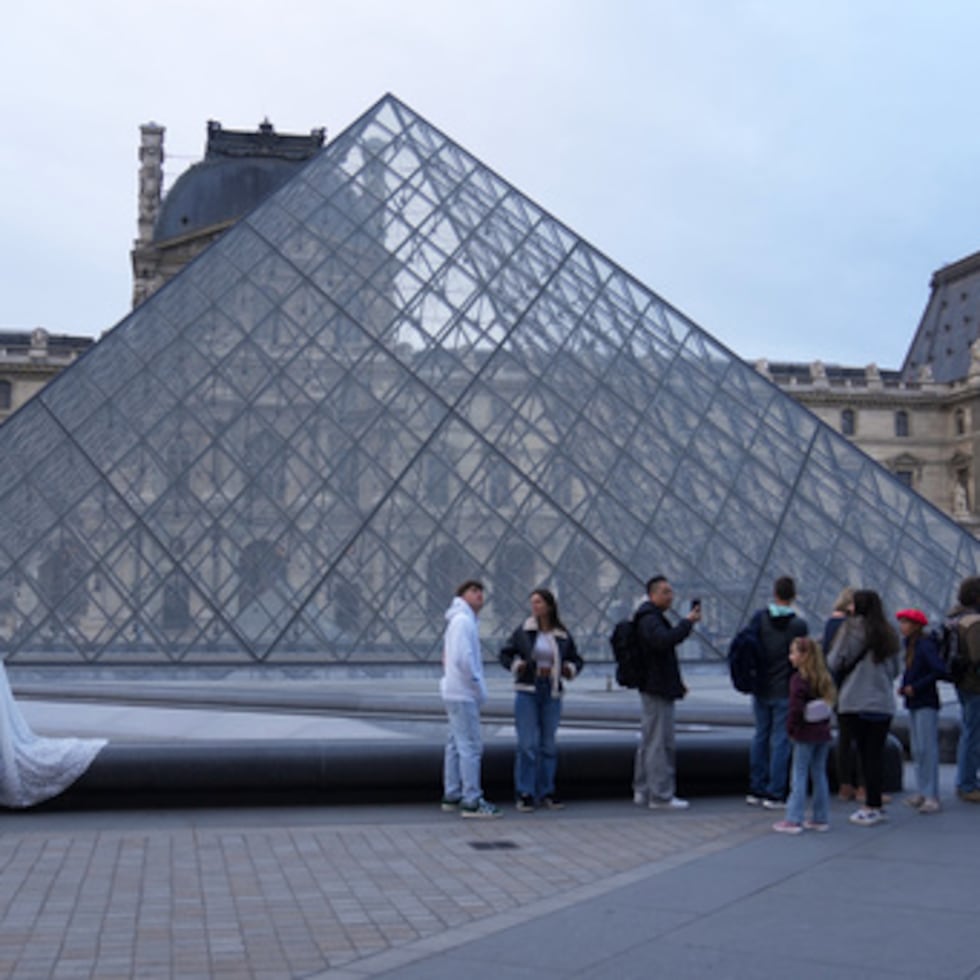 París: Pareja celebra boda frente al Louvre tras robo de joyas.