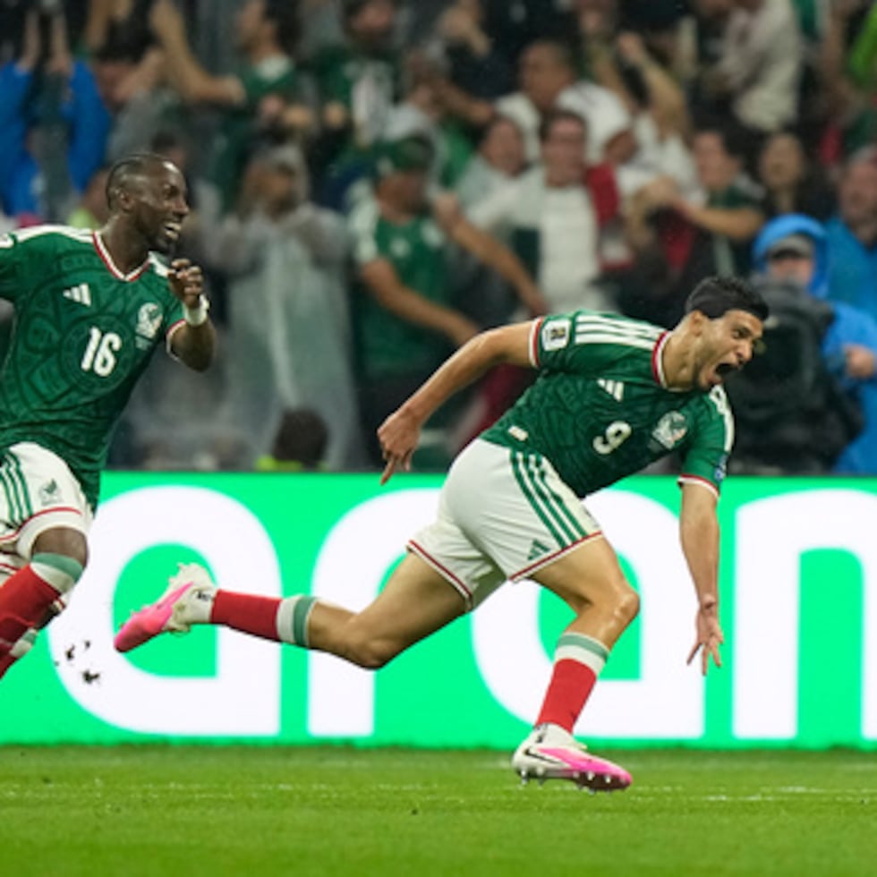 Raúl Jiménez (derecha), de México, celebra tras marcar un gol contra Ecuador en el partido de dieciseisavos de final del Mundial.