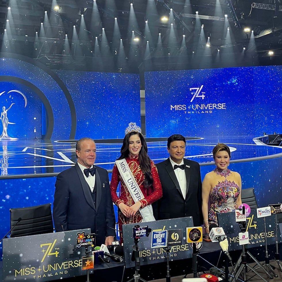 El presidente y copropietario de Miss Universe, Raúl Rocha, junto a la mexicana Fátima Bosch, nueva reina universal.