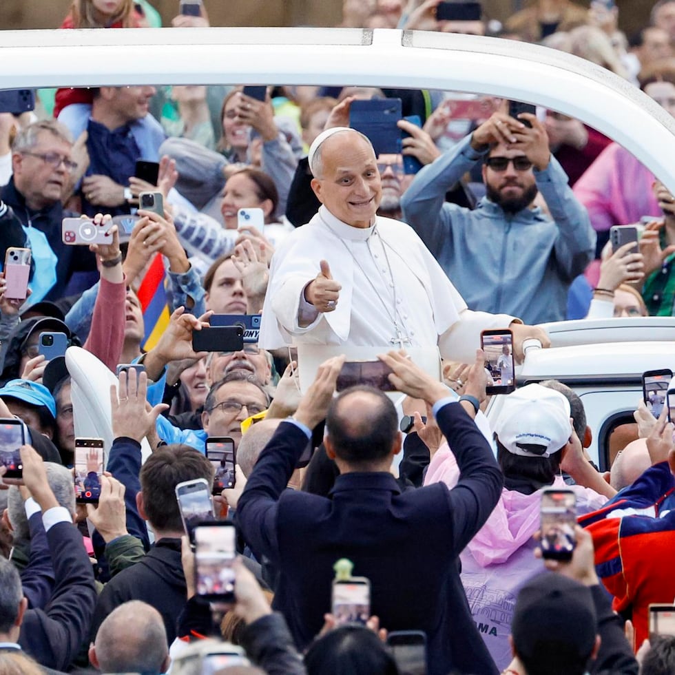 El papa subió al papamóvil y recorrió toda la plaza de San Pedro saludando a los fieles antes de la audiencia.