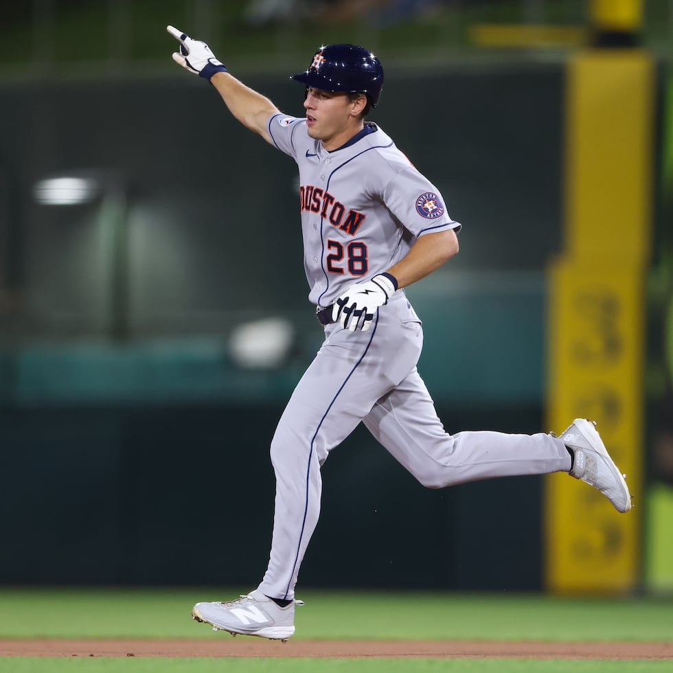 El pelotero Lucas Spence, de los Astros de Houston, trota alrededor de las bases tras conectar un cuadrangular solitario en la séptima entrada.