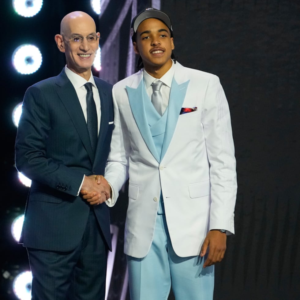 Mikel Brown Jr., a la derecha, posa junto al comisionado de la NBA, Adam Silver, durante el sorteo de novatos.