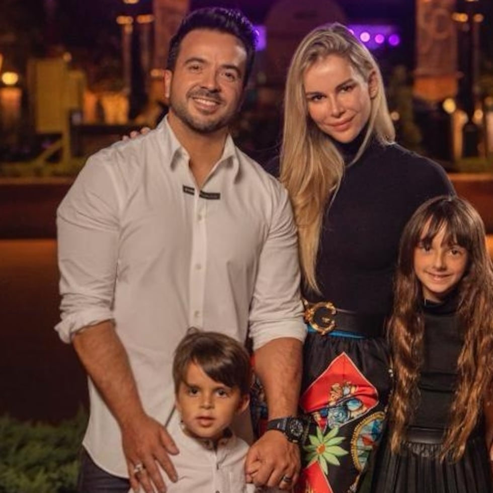 El cantautor Luis Fonsi celebró junto a su esposa Águeda López y sus hijos Rocco y Mikaela, el estreno del espectáculo "Harmonious" en el parque Epcot.
