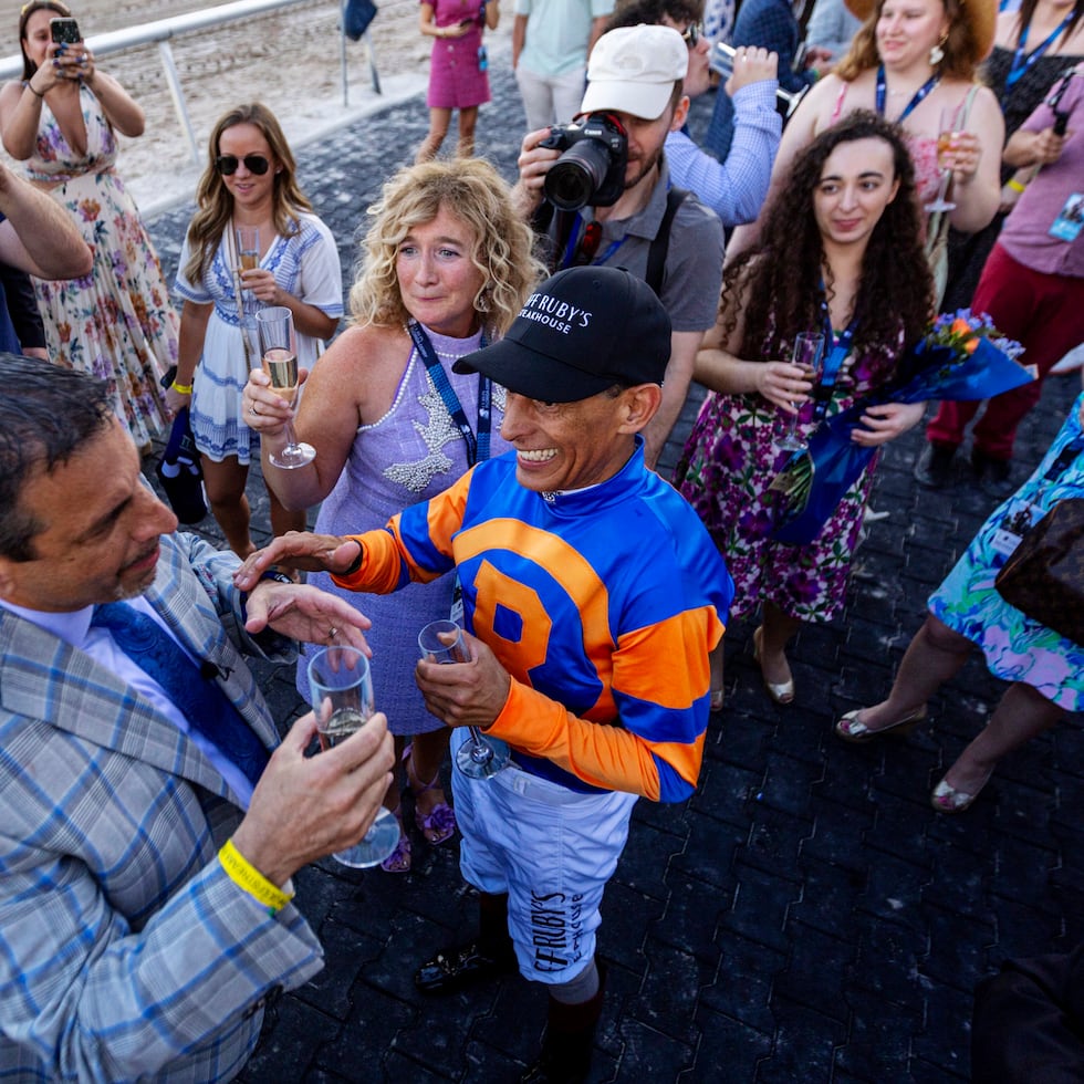 El jinete John Velázquez, aquí celebrando junto a su esposa y el reconocido propietario de caballos Mike Repole, alcanzó el sábado las 800 victorias en clásicos de grado.