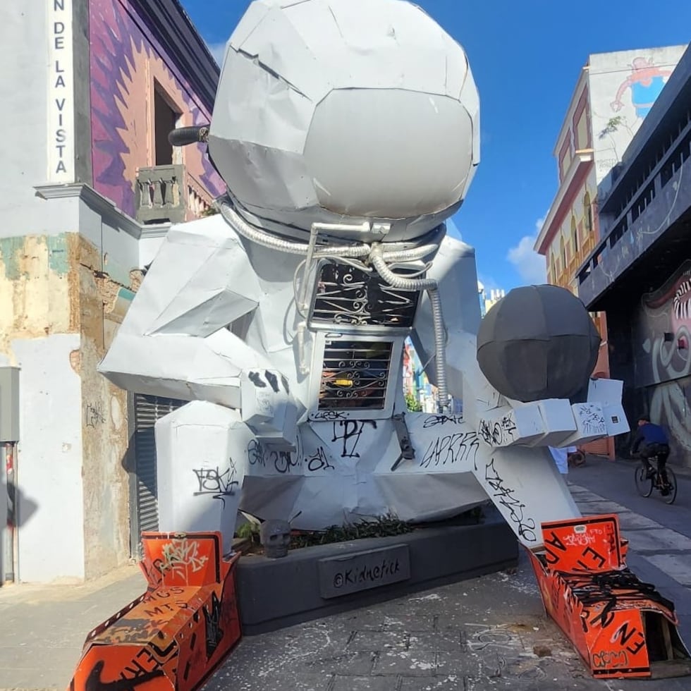 Alejandro L. Torres Díaz enfrenta un cargo criminal por violación al Artículo 199 del Código Penal, relacionado a daños a la propiedad agravados, por hechos ocurridos el pasado 20 de marzo a eso de las 11:45 a.m. por presuntamente vandalizar con grafiti la obra municipal conocida como “El Astronauta”, ubicada en la entrada del Paseo.