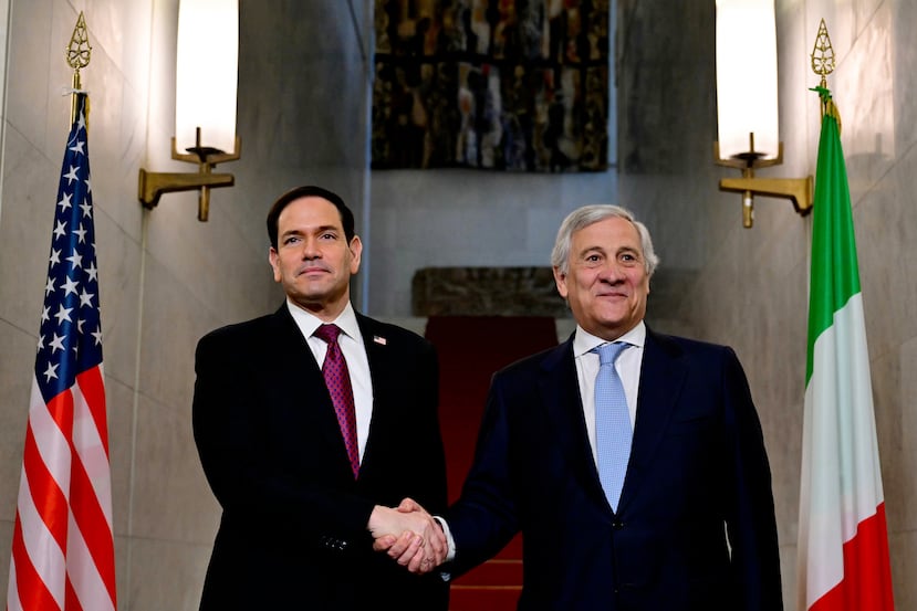 El secretario de Estado de Estados Unidos, Marco Rubio, saluda al ministro de Exteriores de Italia, Antonio Tajani, durante su visita de dos días a Italia y el Vaticano, en Roma, el 8 de mayo de 2026. (Stefano Rellandini/Pool Foto vía AP)