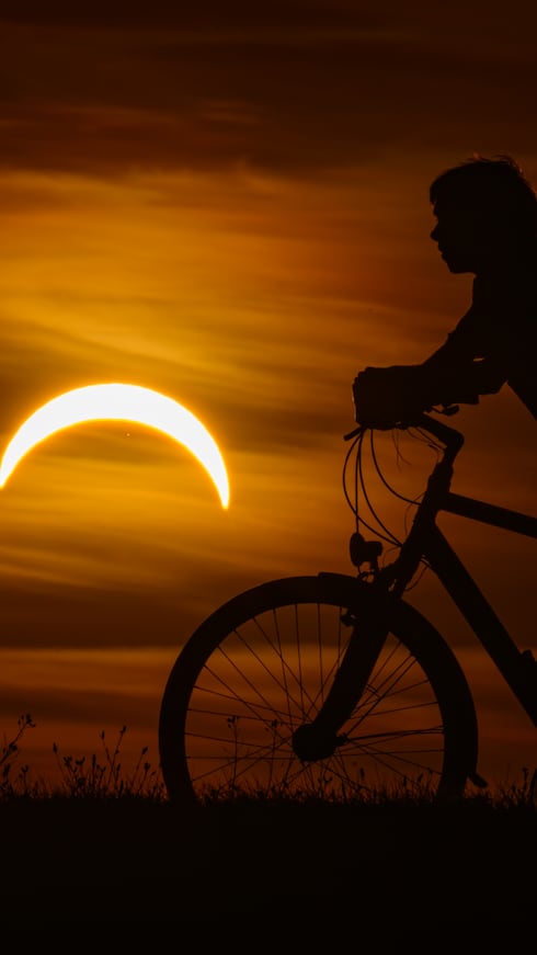 Un niño observó desde su bicicleta el eclipse solar parcial en Jacobsdorf, Alemania.