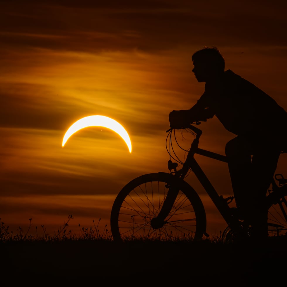 Un niño observó desde su bicicleta el eclipse solar parcial en Jacobsdorf, Alemania.