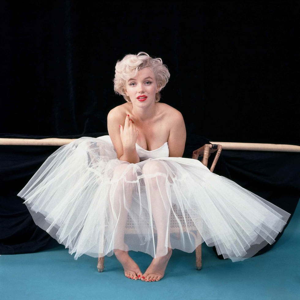 En 1954, Monroe se rebeló contra el estudio y se negó a aparecer en ‘The Girl in Pink Tights’ para distanciarse de papeles de mujer ingenua y por su inconformidad con el salario que recibía en comparación con sus coprotagonistas masculinos.