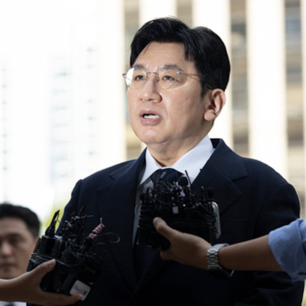 Bang Si-Hyuk, presidente de Hybe, responde a preguntas de los periodistas en la comisaría de la Policía Metropolitana de Seúl, en Corea del Sur, el lunes 15 de septiembre de 2025. (Kim Keun-soo/Newsis vía AP)