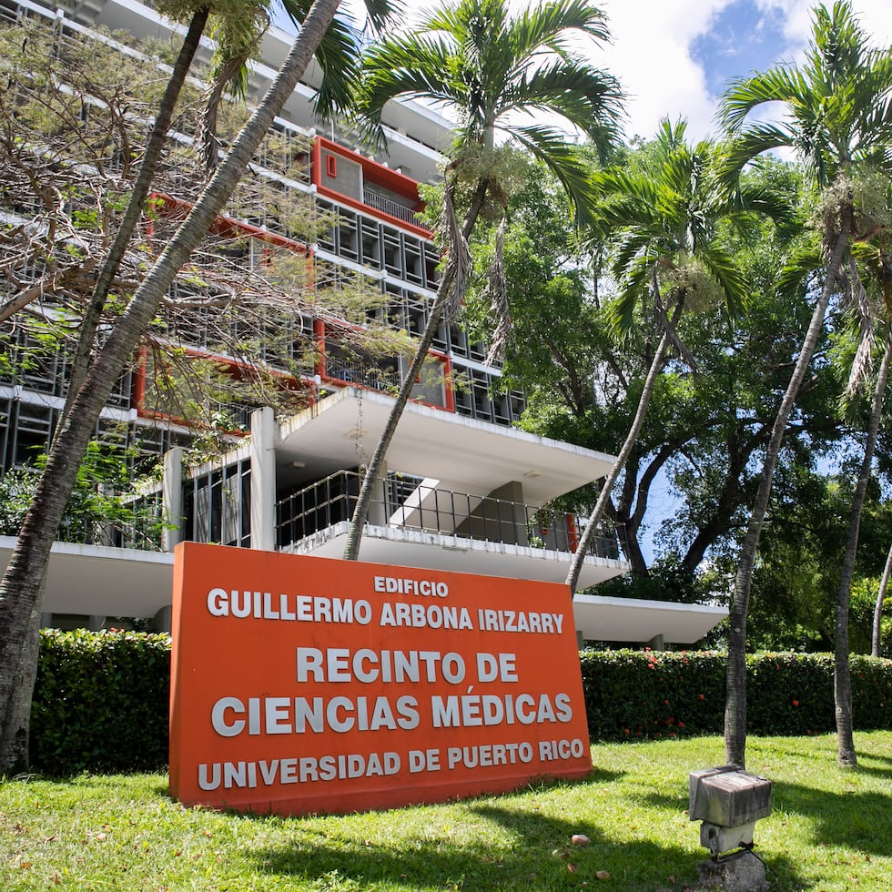 El edificio Guillermo Arbona está ubicado detrás del edificio donde está la sala de emergencias del Centro Médico de Río Piedras, cerca del Hospital Pediátrico.