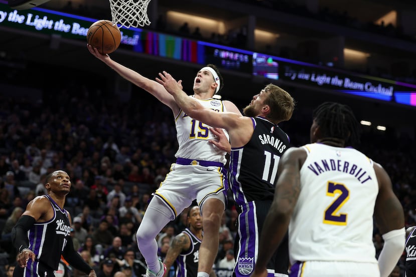 Austin Reaves, izquierda, de los Lakers de Los Ángeles, asumió la responsabilidad ofensiva ante la baja de Doncic, y también tuvo dos juegos de 40 puntos.