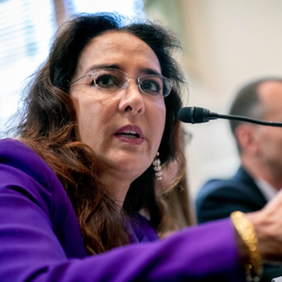 La fiscal general adjunta, Harmeet K. Dhillon, indicó que “el Departamento no tolerará que los distritos escolares se tomen libertades con la legislación federal al servicio de una ideología de género radical”.