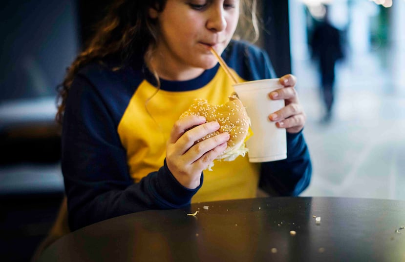 Las comidas rápidas y los alimentos procesados están lejos de aportar la nutrición que necesitan para su cuerpo y cerebro en desarrollo. (rawpixel.com / Freepik)