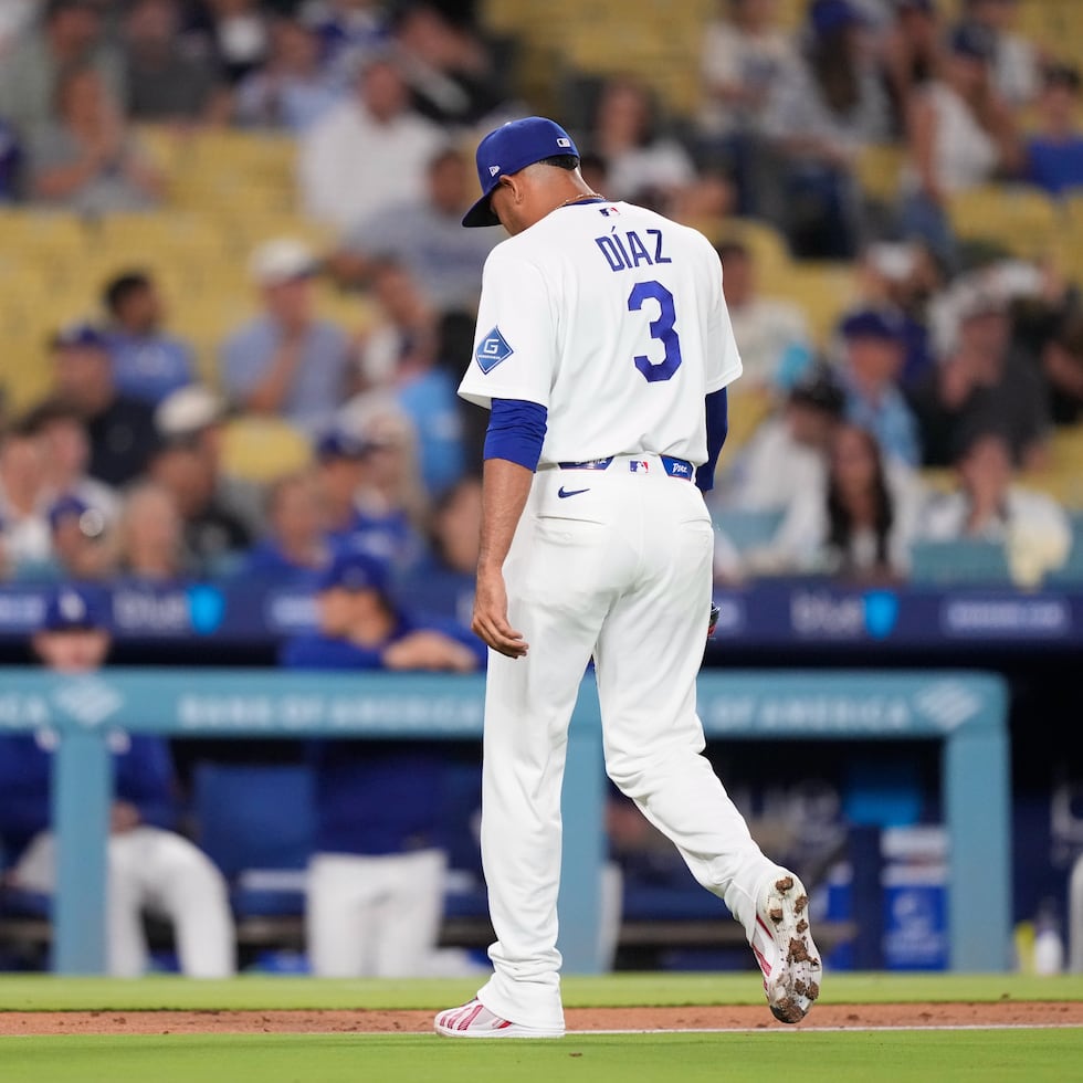 El puertorriqueño Edwin Díaz, de los Dodgers de Los Ángeles, abandona el terreno tras ser retirado del juego ante Milwaukee.