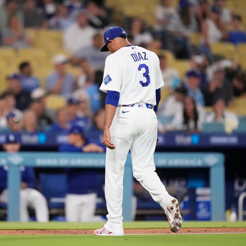 El puertorriqueño Edwin Diaz, de los Dodgers de Los Ángeles, abandona el terreno tras ser retirado del juego ante Milwaukee, el jueves 13 de agosto.