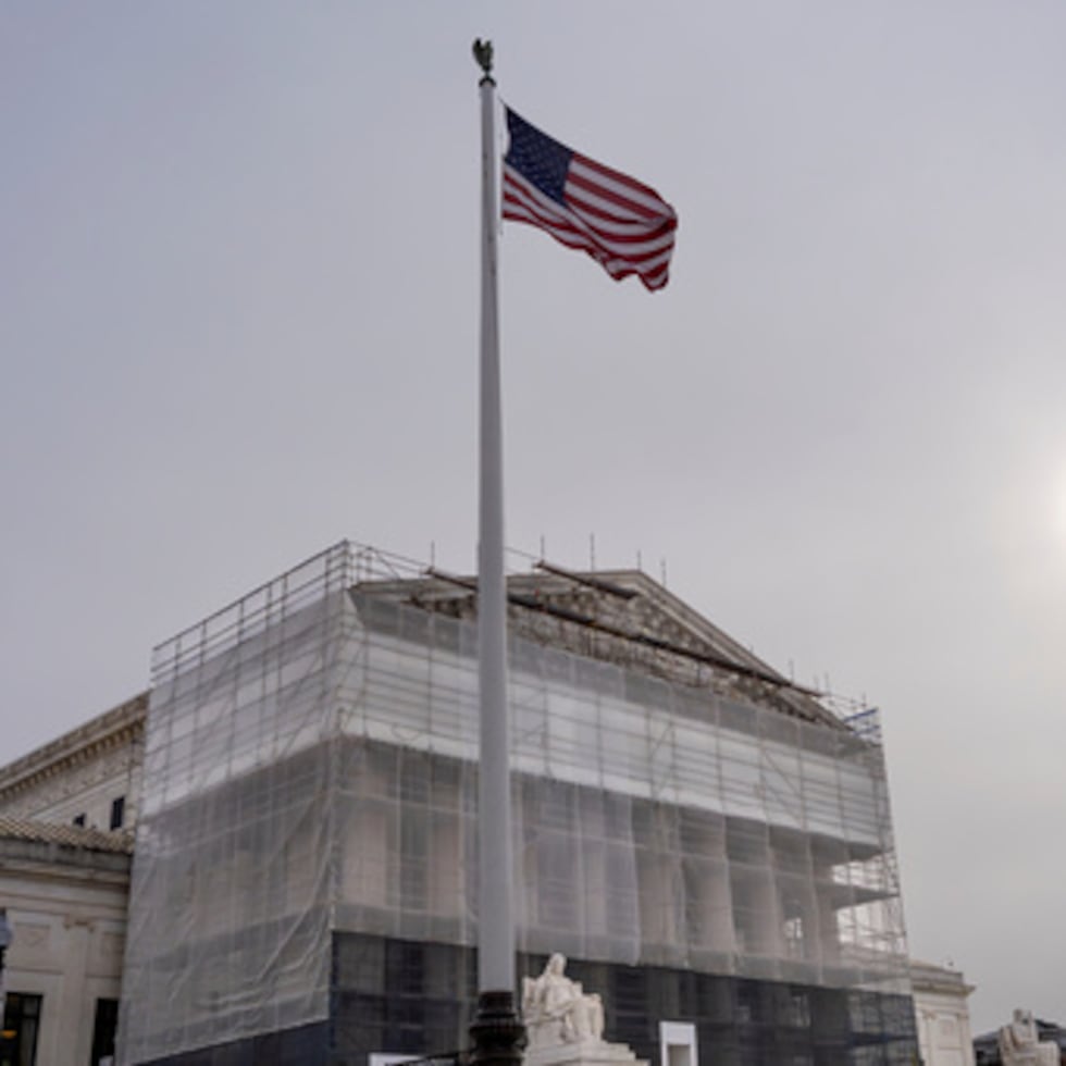 Con el edificio del Tribunal Supremo en reformas, los jueces escuchan los argumentos orales sobre la presión del presidente Donald Trump para ampliar el control sobre las agencias federales independientes, en el Capitolio en Washington, el lunes 8 de diciembre de 2025.