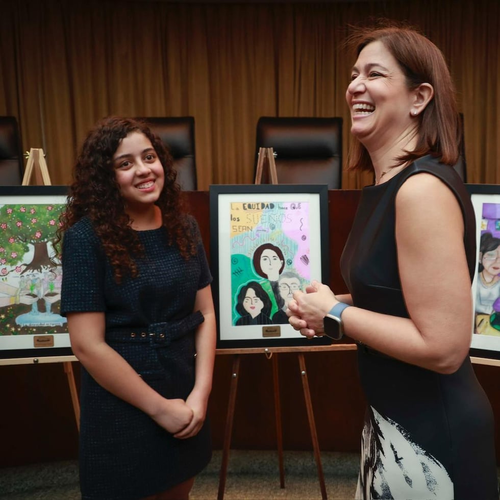 Amanda Márquez Velázquez –en la foto, junto a la jueza presidenta, Maite Oronoz Rodríguez– ganó el primer premio en la categoría de estudiantes de sexto a octavo grado.