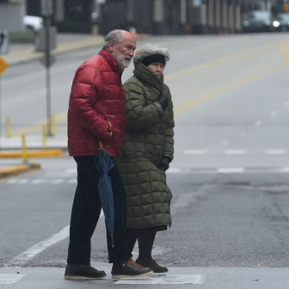 Dos personas cruzan la calle en Chicago. (AP Photo/Nam Y. Huh)