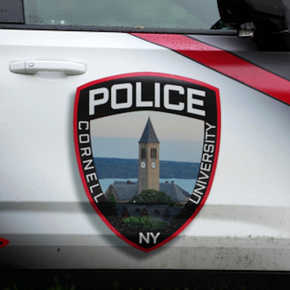 Las autoridades investigan lo ocurrido en la Universidad de Cornell este lunes.