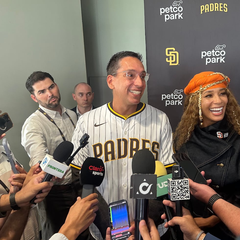 José E. Feliciano, al centro, se puso una camiseta del equipo que llevaba en el dorso su apellido y el número 21 porque dice ser fanático del astro boricua Roberto Clemente.