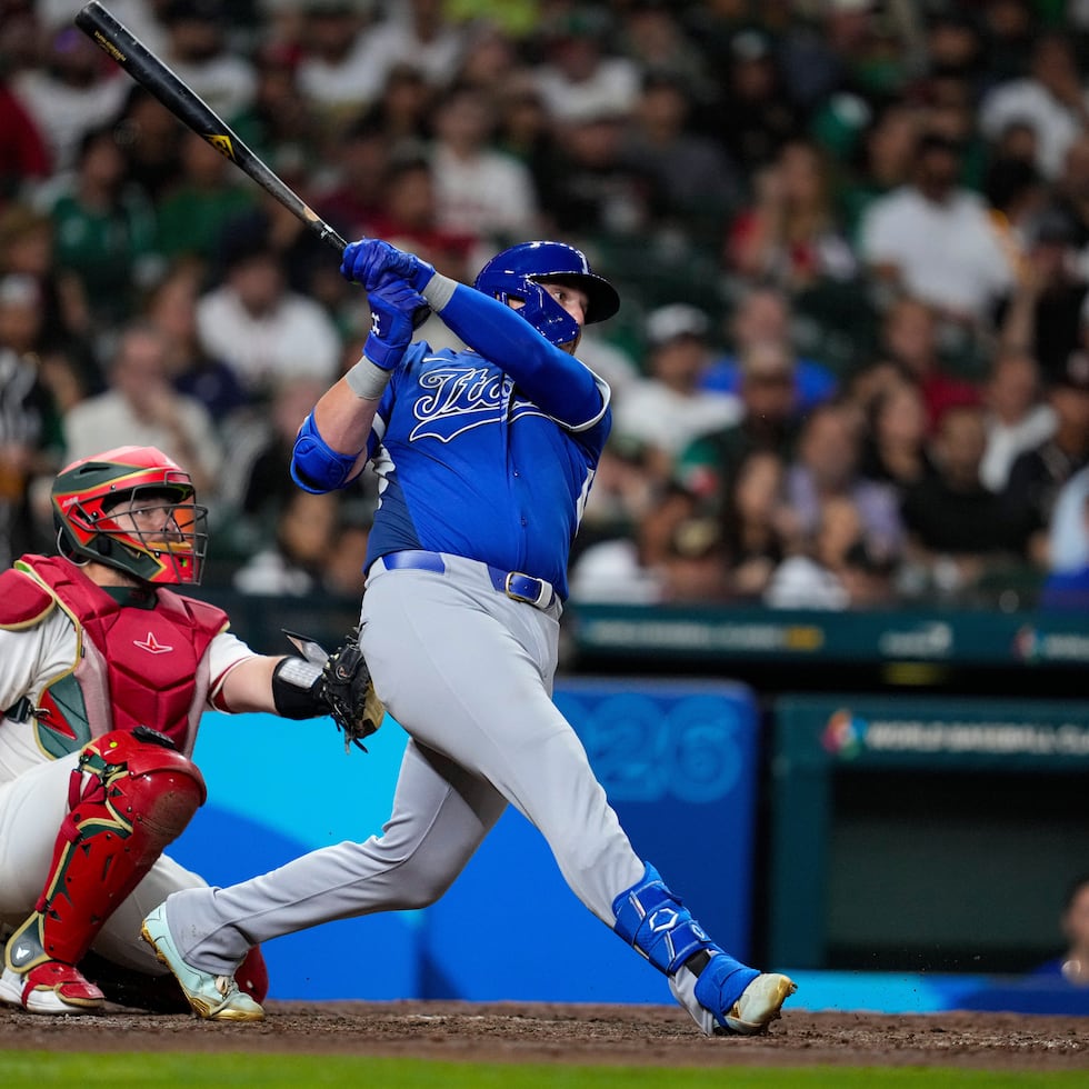 Vinnie Pasquantino (9), primera base de Italia, batea cuadrangular frente a México en la sexta entrada del juego del miércoles, el segundo de tres que conectó esa noche.