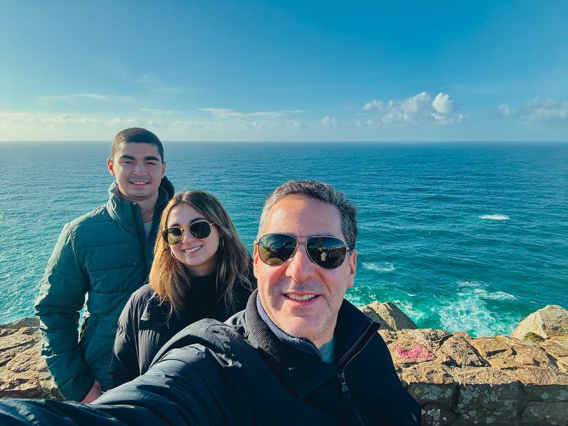 Francisco de la Cruz Napoli, presidente de KIS y vicepresidente ejecutivo de DLC Group, con Victoria y Francisco René.