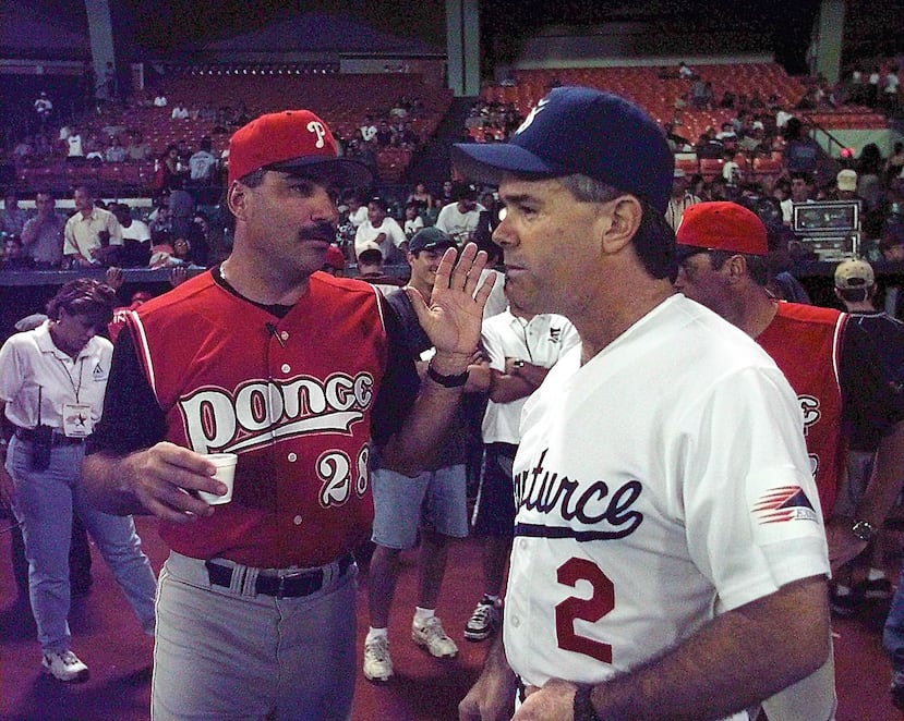 Carlos Lezcano, izquierda, fue Dirigente del Año en la temporada 1998-99 en la liga invernal boricua.