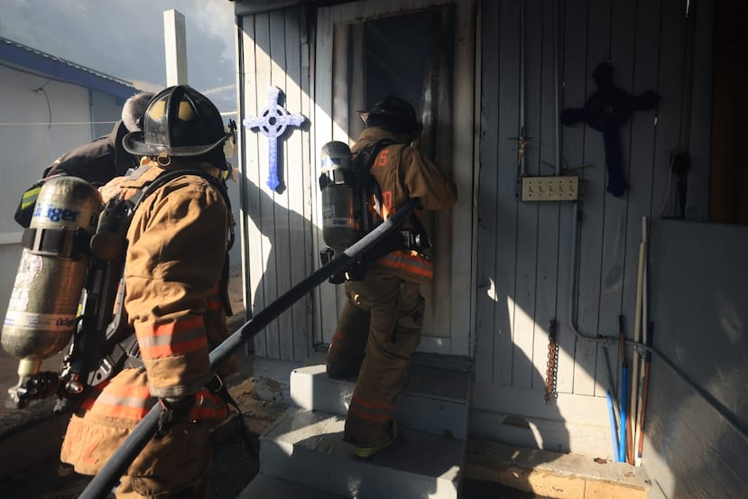 Bomberos atienden fuego que consumió varias casas en Santurce.
