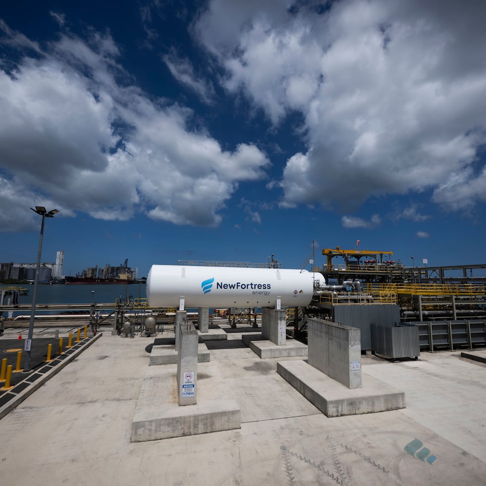 Las disputas que han impedido la entrada de gas a la bahía de San Juan ejemplifican la exposición de Puerto Rico a la volatilidad de los mercados de combustible.