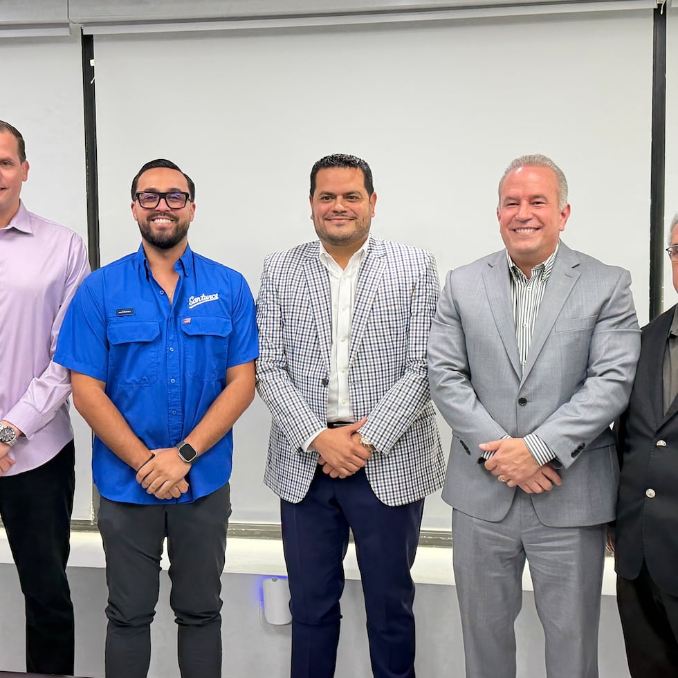 De izquierda a derecha; Christian Adam (gerente general), César Collins (asesor deportivo), Eddie Romero, (chief baseball officer), Carlos Iguina (presidente de los Cangrejeros) y Juan Flores Galarza (presidente de la LBPRC).