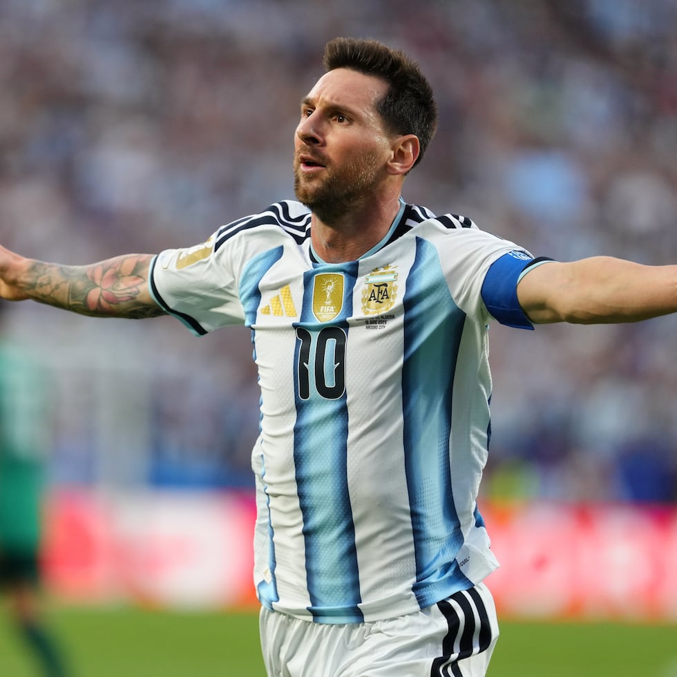 Lionel Messi, de la selección de Argentina, festeja tras conseguir el primer tanto del partido ante Argelia en el Mundial, el martes 16 de junio de 2026 en Kansas City, Missouri (AP Foto/Ed Zurga)