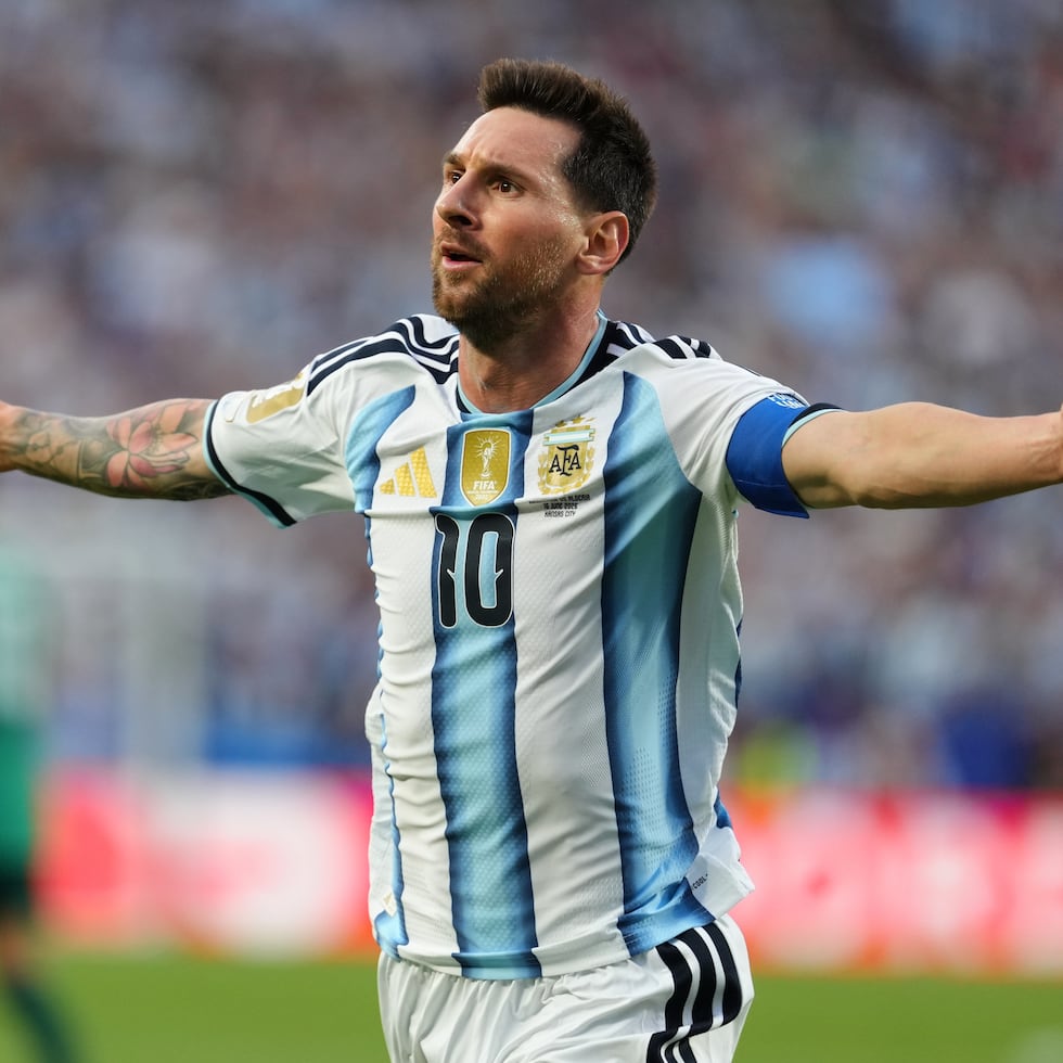 Lionel Messi, de la selección de Argentina, festeja tras conseguir el primer tanto del partido ante Argelia en el Mundial.