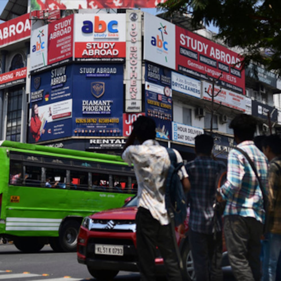 Anuncios de asesores educativos en India.