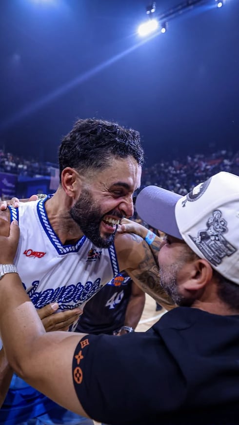 Javier Mojica celebra en el tabloncillo del Coliseo Rubén Rodríguez, de Bayamón.